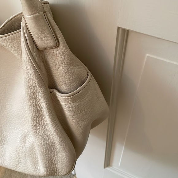 ANN TAYLOR OFF WHITE shoulder bag
Leather or hand bag - Picture 3 of 6